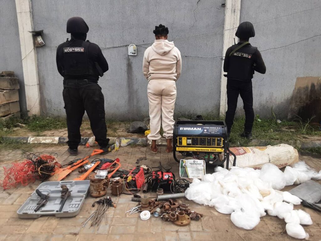 Oil theft: NSCDC operatives intercept woman vandal, recover firearms in Rivers